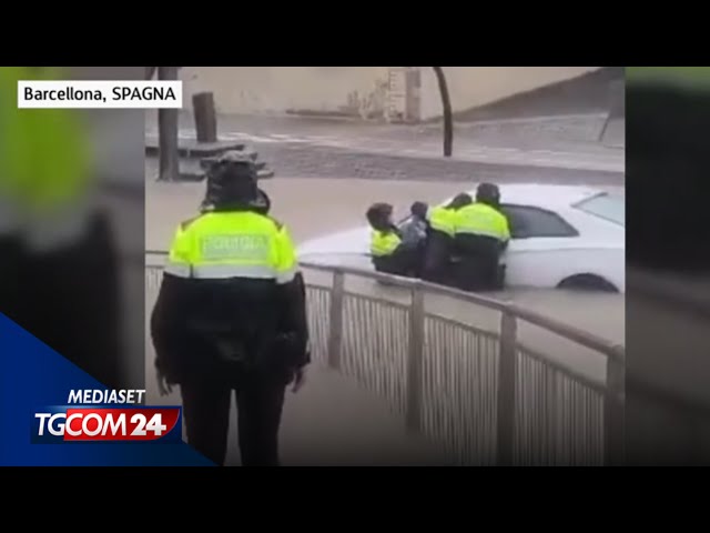 ⁣Barcellona, auto bloccata dall'acqua: uomo salvato dal finestrino