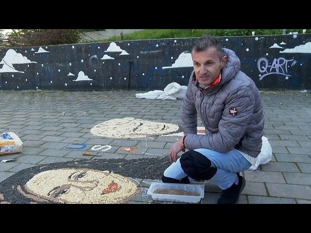 ⁣No Comment : un artiste mosaïste du Kosovo immortalise le duel Trump-Harris