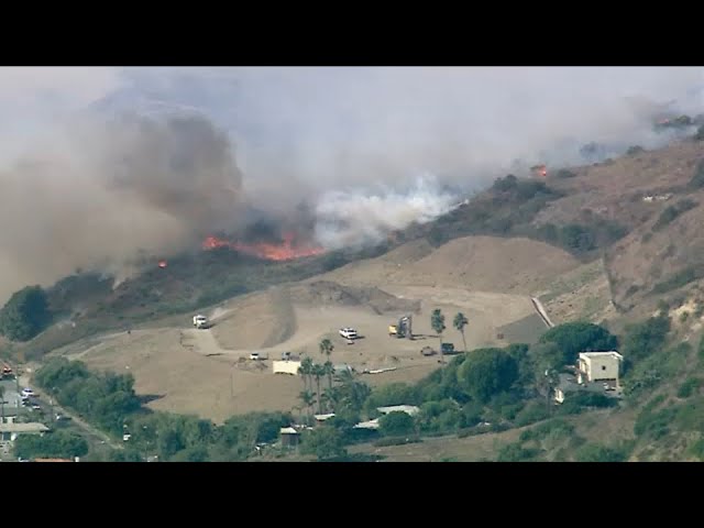 ⁣Firefighters battle brush fire in Malibu amid blustery red-flag conditions