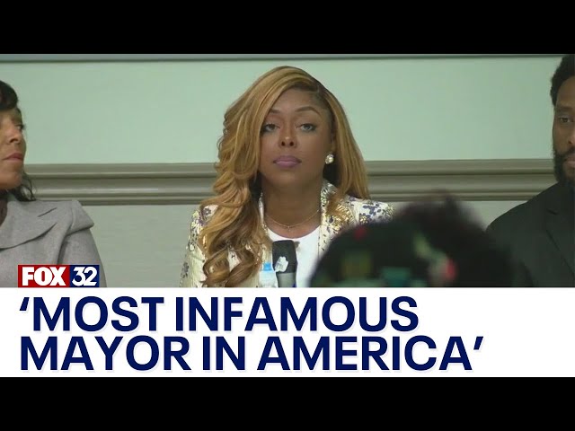 ⁣'Most infamous mayor in America': Dolton residents sound off at village board meeting