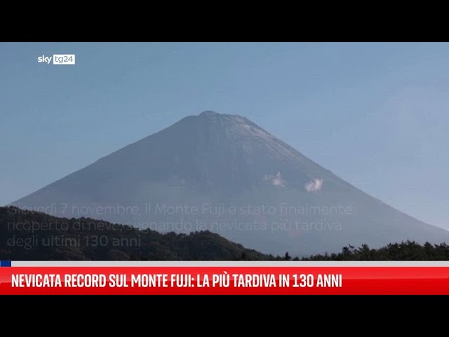 ⁣Nevicata record sul Monte Fuji: la più tardiva in 130 anni