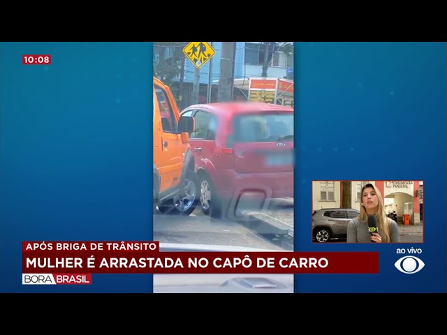 ⁣Mulher é arrastada no capô de carro após discussão no trânsito no RJ