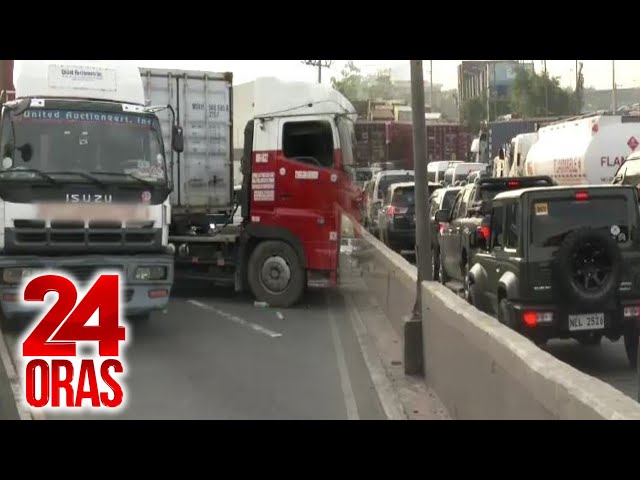 ⁣2 trailer truck, nagkabanggaan dahil umano sa madulas na kalsada | 24 Oras