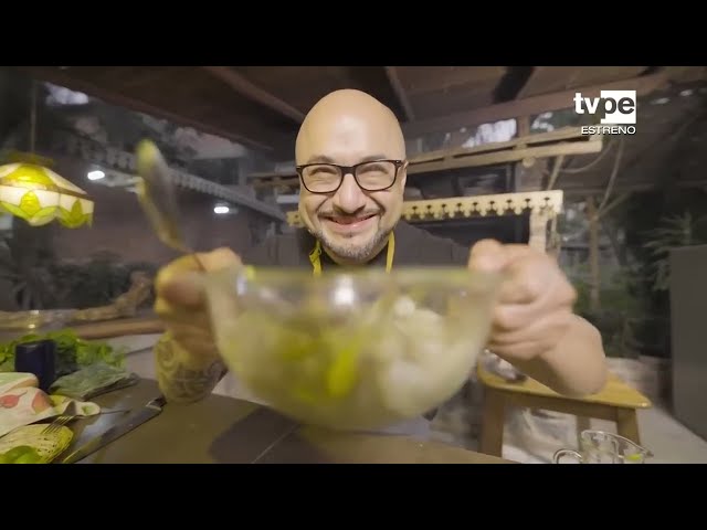 ⁣Israel Laura prepara un delicioso plato marino a la parrilla