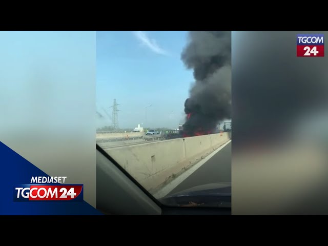 ⁣Scontro tra un'auto e un camion in autostrada, i mezzi prendono fuoco: un morto