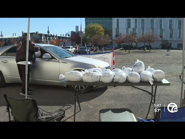 ⁣Vietnam Vets in Detroit hand out 100 free turkeys to people in need for Thanksgiving