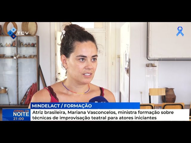 ⁣Atriz brasileira, Mariana Vasconcelos, ministra formação sobre técnicas de improvisação teatral