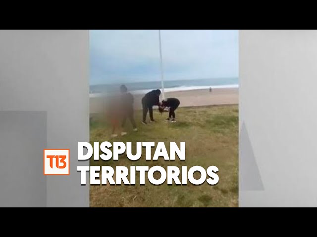 ⁣Ambulantes disputan territorios en las playas a golpes