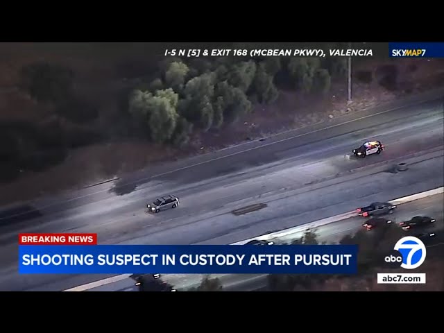 ⁣Chase through LA County ends after spike strip flattens minivan's tire