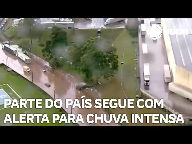 ⁣Boa parte do país segue com alerta para chuvas intensas