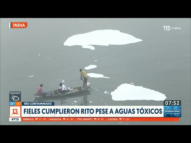 ⁣Fieles cumplen rito y se bañan en aguas tóxicas en India