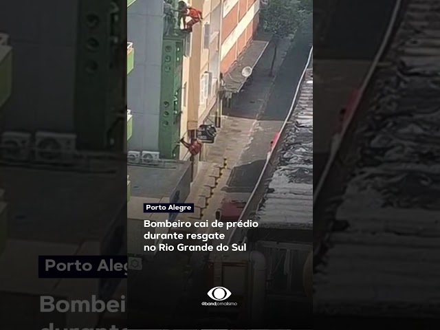 ⁣Bombeiro cai de prédio durante resgate no Centro de Porto Alegre #shorts