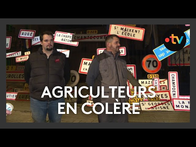 ⁣Opération coup de poing des agriculteurs devant la préfecture des Deux-Sèvres