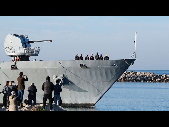 ⁣Un navire de la marine italienne a de nouveau transféré des migrants en Albanie