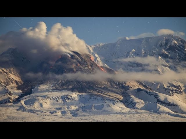 ⁣Le Shiveluch, l'un des volcans les plus actifs de Russie est entré en éruption