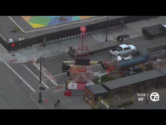 ⁣Crews begin installing world's tallest Red Kettle