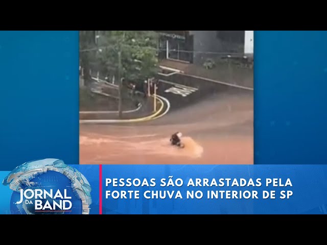 ⁣Pessoas são arrastadas pela forte chuva no interior de SP | Jornal da Band