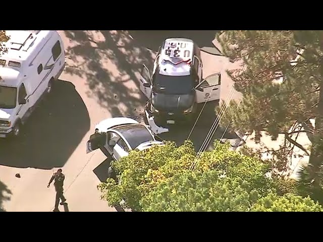 ⁣Chase suspect crashes into LAPD car  in Sherman Oaks, injuring officer