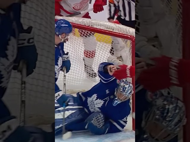 ⁣Anthony Stolarz Makes Sprawling Save, Grabs Puck With Bare Hand