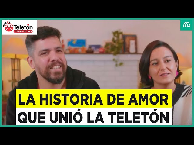 ⁣La historia de amor de los papás de Chris: Se conocieron pegando afiches de la Teletón