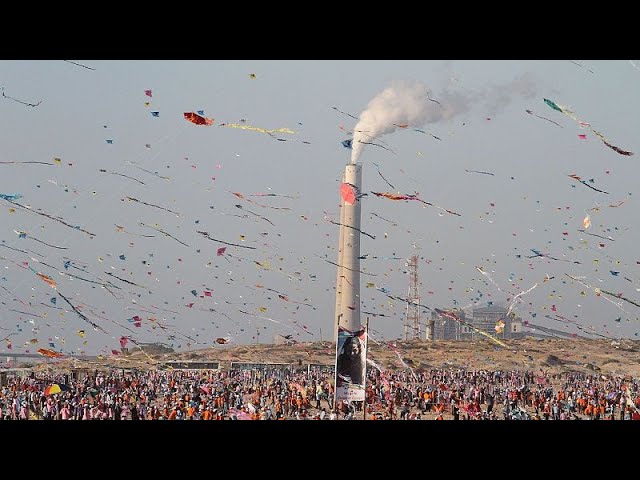 ⁣NO COMMENT: Los hindúes se bañan en el río sagrado Yamuna pese a los avisos de su contaminación