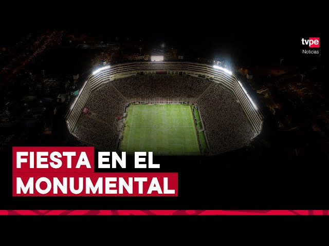 ⁣Hinchas de Universitario celebran tras el bicampeonato en el Monumental 