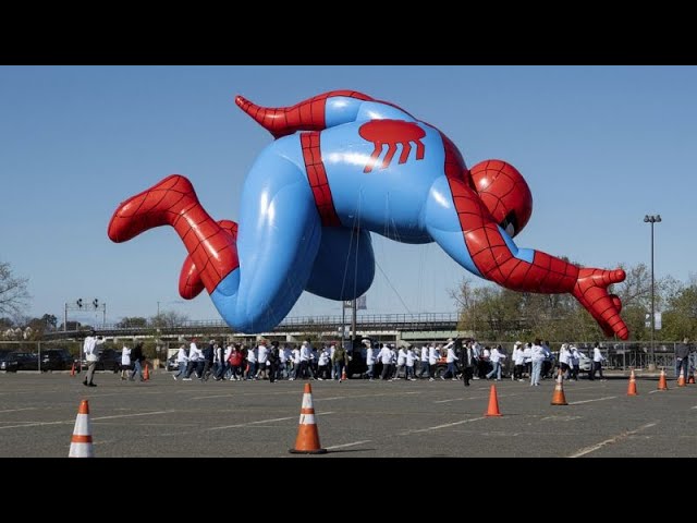 ⁣NO COMMENT: Un Spiderman gigante surca el cielo de Nueva Jersey