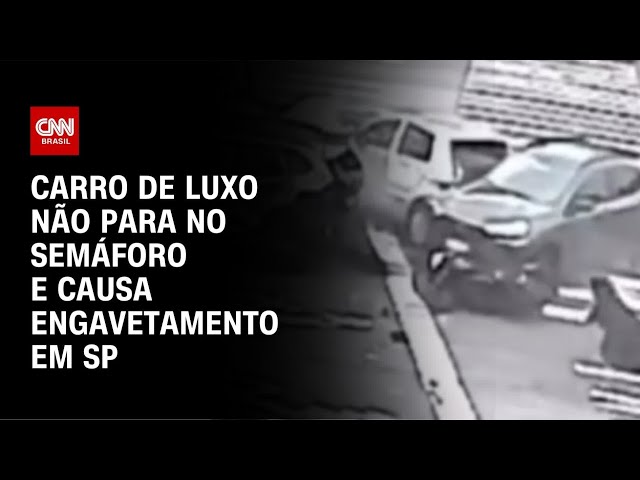 ⁣Carro de luxo não para no semáforo e causa engavetamento em SP | AGORA CNN