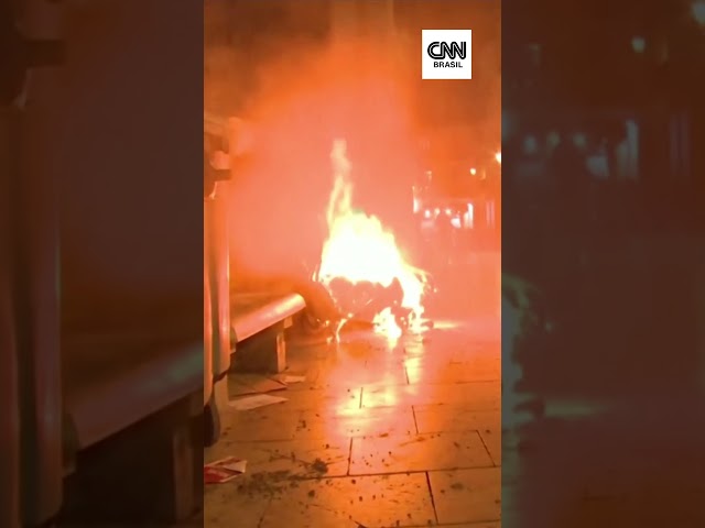 ⁣Espanha: manifestantes protestam contra o governo após enchentes mortais #Shorts