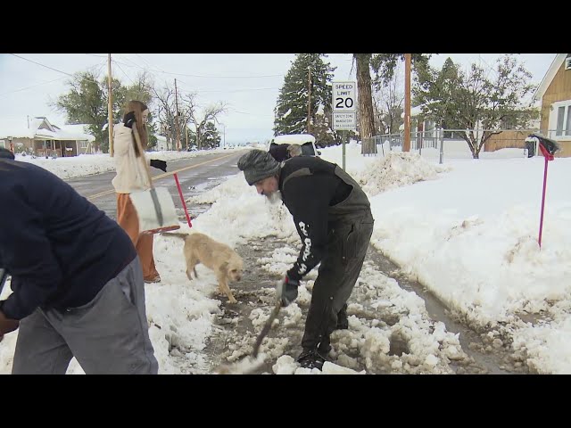 ⁣Colorado man shovels snow for over 7 hours to help neighbors