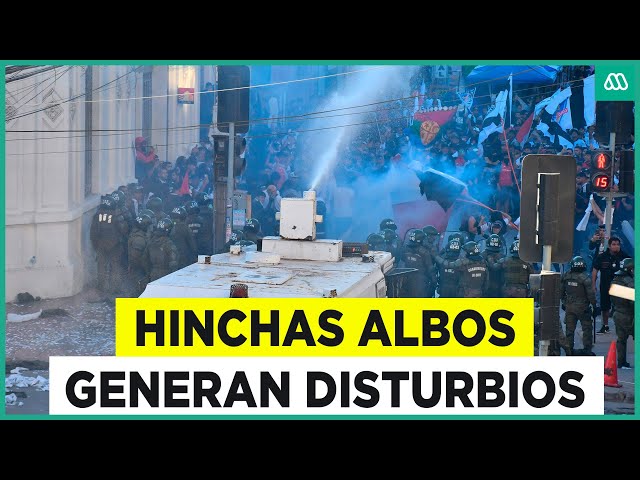 ⁣Hinchas de Colo-Colo protagonizan disturbios en la previa de la última fecha