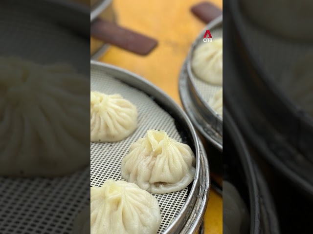 ⁣ Thousands in China cycle 80km for soup dumplings