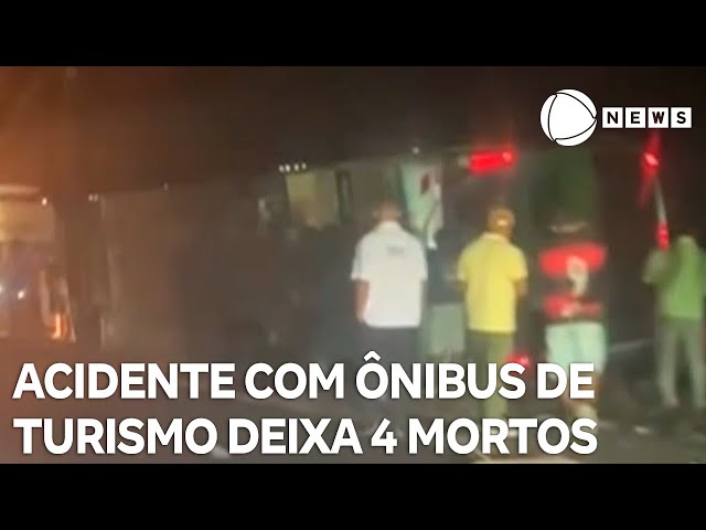 ⁣Acidente com ônibus de turismo deixa quatro mortos e 15 feridos na Bahia