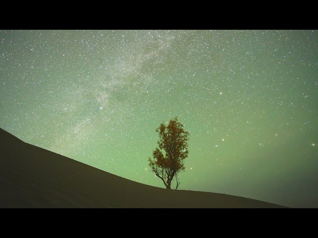 ⁣Time-lapse: Stars over world's second-largest shifting sand desert