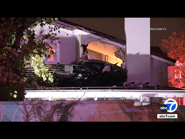 ⁣Car crashes into roof of home in Chino