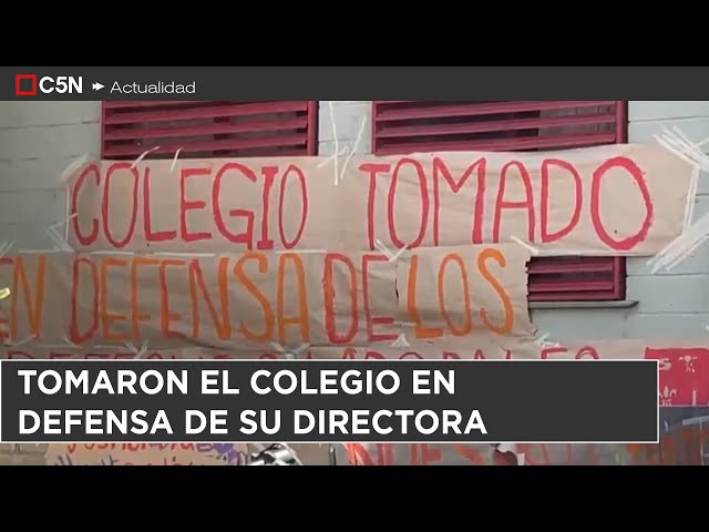 ⁣TOMARON un COLEGIO para DEFENDER a la DIRECTORA: la SUSPENDIERON por AMONESTAR a DOS ALUMNOS