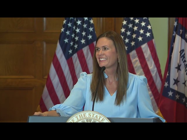 ⁣Governor Sarah Sanders reacts to her dad, Mike Huckabee's Trump cabinet appointment