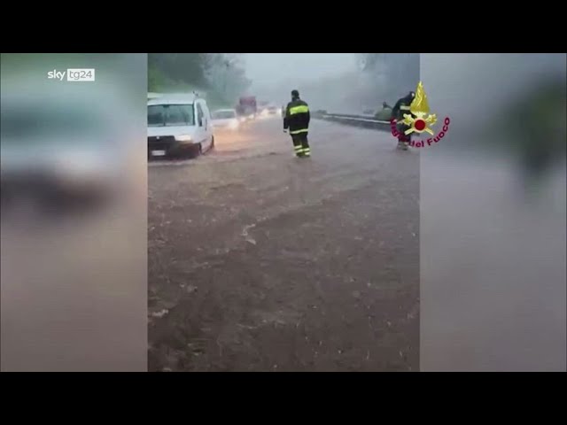 ⁣Maltempo a Catania, alluvione allaga strade ed edifici