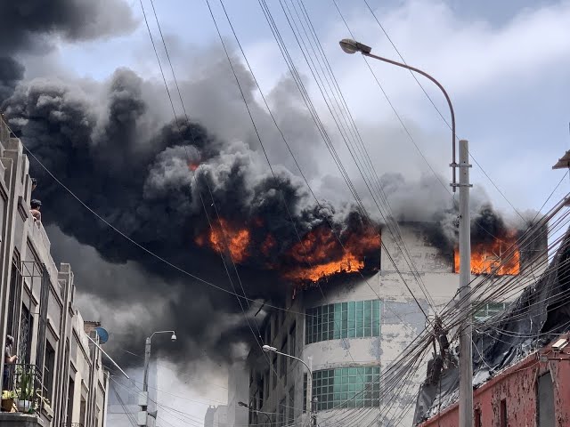 ⁣Oficial de informaciones de bomberos sobre incendio: "Aléjense de la zona por el humo"