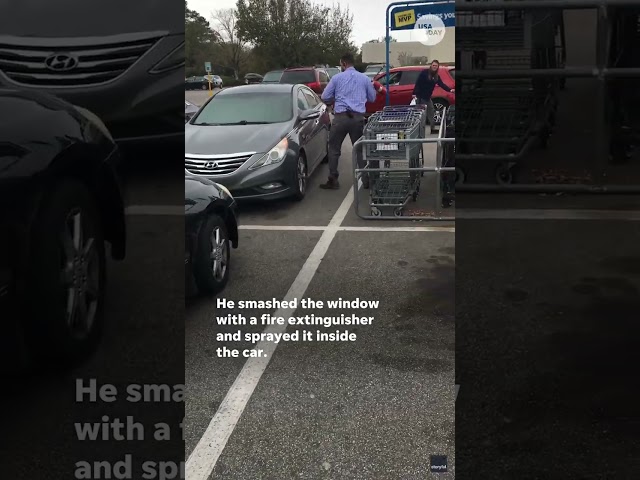 ⁣Video shows grocery store clerk breaks car window to extinguish fire #Shorts