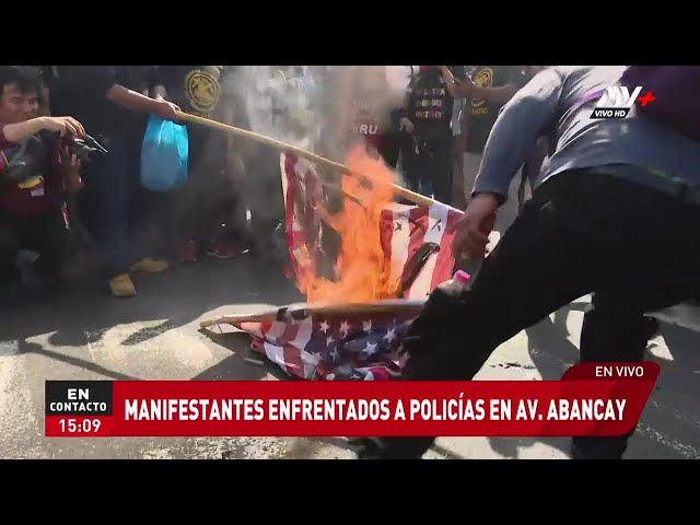 ⁣Protestantes queman bandera de Estados Unidos frente al Congreso