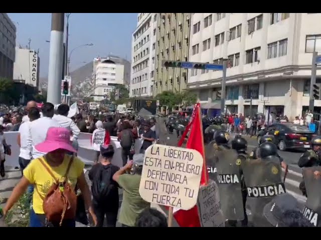 ⁣Cercado de Lima: Manifestantes bloquean la Av. Abancay en pleno APEC 2024