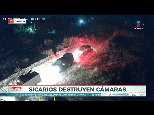 ⁣Captan a sicarios destruyendo una cámara de seguridad en Jalisco | Noticias con Crystal Mendivil