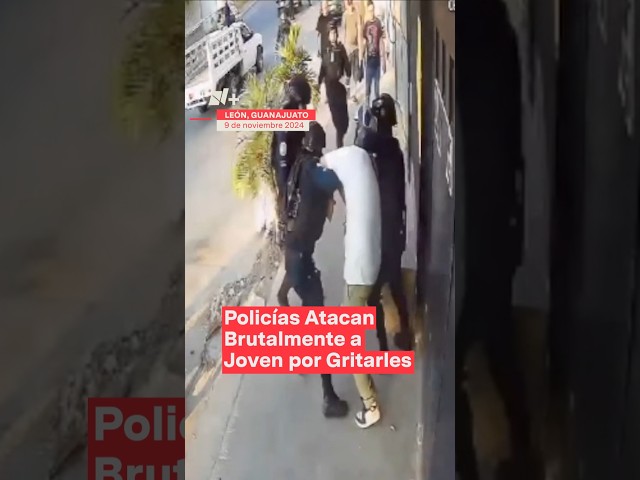 ⁣Cuatro policías atacan brutalmente a joven por gritarles - N+ #Shorts