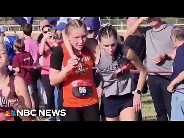 ⁣Arkansas runner helps competitor cross finish line