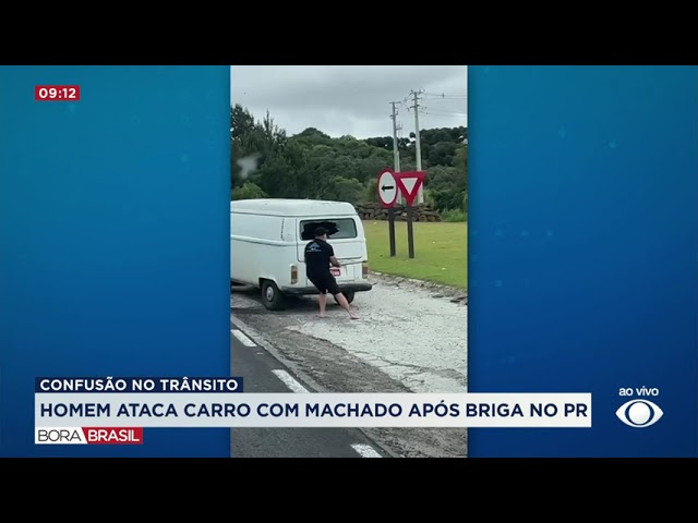 ⁣Homem usa machado para quebrar carros durante briga de trânsito