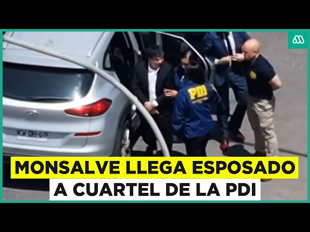 ⁣Manuel Monsalve llega esposado a cuartel de la PDI en Santiago