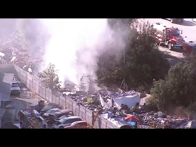 ⁣Fire breaks out at homeless encampment off 405 Freeway in Van Nuys