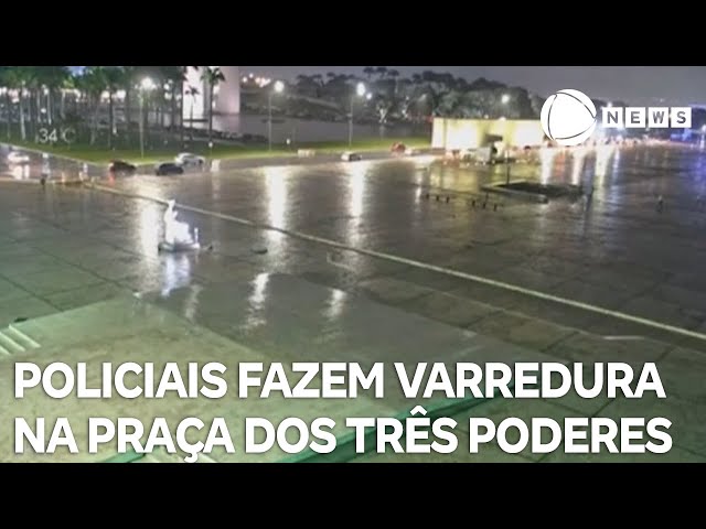 ⁣Policiais fazem varredura na Praça dos Três Poderes