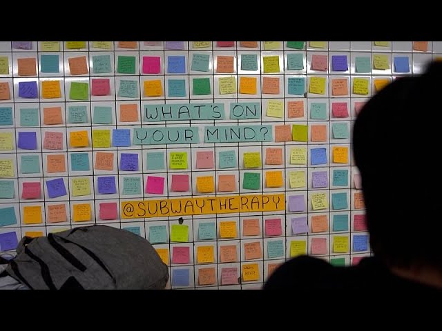 ⁣NO COMMENT: Un psicoanalista instala su proyecto de arte participativo en el metro de Nueva York